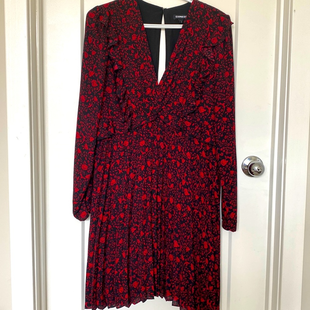 Floral red and black ruffle front pleated V-neck Dress.Used like new,only once